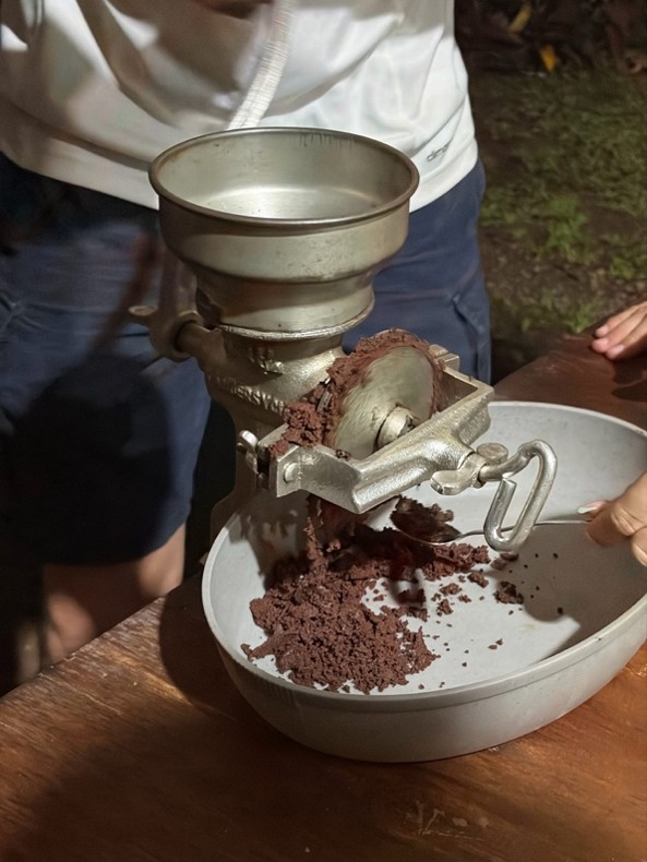 Grinding cacao beans 12.jpg
